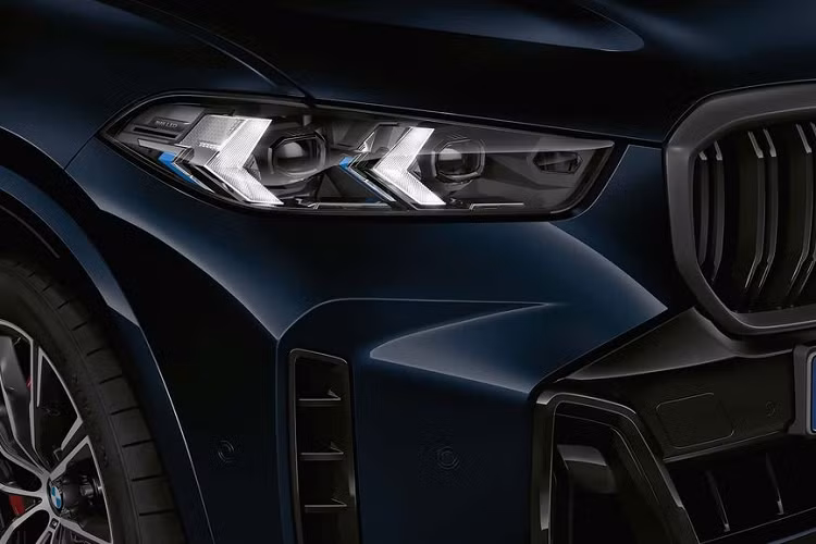 Khác với nhiều mẫu xe bọc thép khác có vẻ ngoài thô cứng và gân guốc, BMW X5 Protection VR6 chống đạn sở hữu một diện mạo không mấy khác biệt so với mẫu X5 nguyên bản. Trên thực tế, X5 Protection VR6 trông giống như một phiên bản thể thao do bộ phận M phát triển, với gói bobykit gồm ốp gương M màu đen bóng, giá nóc BMW Personal màu Shadow Line, cặp ống xả thể thao và logo M ở mặt lưới tản nhiệt.