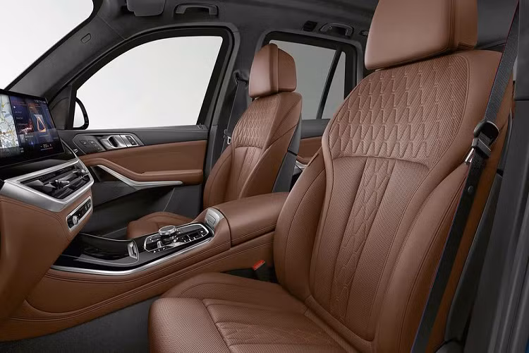 Bên trong cabin, BMW X5 Protection VR6 mang đến cho khách hàng không gian nội thất hiện đại và sang trọng. Xe được trang bị cụm màn hình cong cỡ lớn đặt nổi trên mặt táp-lô, bao gồm đồng hồ lái kỹ thuật số kích thước 12,3 inch sau vô lăng và màn hình giải trí trung tâm 14,9 inch. 