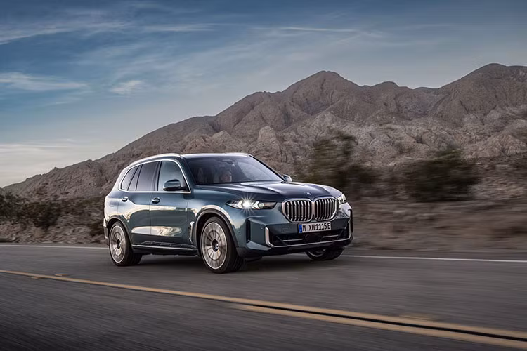 Theo đó, xe sẽ ra mắt với 4 phiên bản, giá xe BMW X5 2024 từ 66.195 - 90.295 USD (1,5 - 2,1 tỷ đồng), tăng từ 3.600 - 6.800 USD (85 - 160 triệu đồng) so với phiên bản cũ. Ở phiên bản nâng cấp này, BMW X5 đã được tinh chỉnh về thiết kế, cập nhật động cơ, đi cùng những nâng cấp đáng chú ý bên trong khoang cabin.