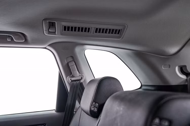 Những trang bị đáng chú ý của Honda CR-V 2023 ở thị trường Thái Lan bao gồm bảng đồng hồ kỹ thuật số 10,2 inch, màn hình thông tin giải trí 9 inch, hỗ trợ Apple CarPlay/Android Auto không dây, điều khiển bằng giọng nói, hệ thống định vị mới, màn hình hiển thị thông tin kính lái HUD, hệ thống âm thanh Bose 12 loa, sạc điện thoại không dây và 4 cổng USB Type A/Type C.