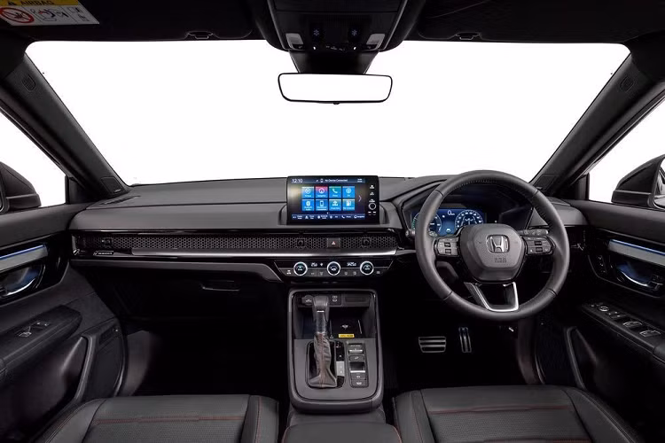 Không chỉ rộng hơn, nội thất của mẫu SUV cỡ C này còn gây ấn tượng với chất liệu cao cấp hơn và thiết kế đa dụng. Như đã nhắc ở trên, tại thị trường Thái Lan, mẫu xe này có cả nội thất 5 chỗ lẫn 7 chỗ ngồi. Trong đó, hàng ghế thứ hai có thể trượt lên/xuống và gập 60:40. Hàng ghế thứ ba và ghế phụ lái cũng có thể gập xuống để tăng khả năng chở đồ.