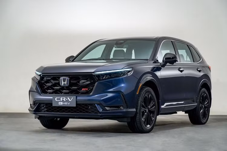 Ở bản e:HEV RS 4WD cao cấp nhất, Honda CR-V 2023 mới trông thể thao hơn nhờ logo màu đỏ trên lưới tản nhiệt/cửa cốp, ốp gương chiếu hậu/bệ cửa/anten vây cá/vành hợp kim 19 inch màu đen bóng và cản trước/cản sau/cánh gió mui sơn cùng màu thân xe. Ngoài ra, bản cao cấp nhất còn có thêm đèn sương mù LED phía sau.