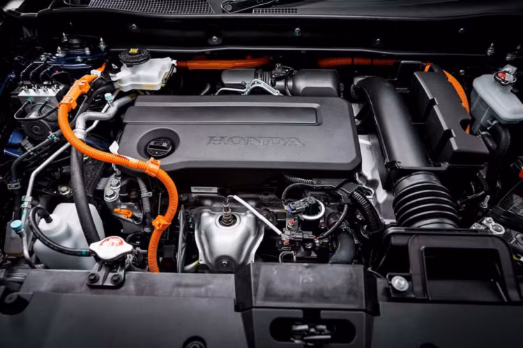 Thứ hai là hệ truyền động hybrid có tên e:HEV, bao gồm máy xăng Atkinson Cycle 4 xi-lanh, dung tích 2.0L và 2 mô-tơ điện. Nhờ đó, Honda CR-V e:HEV 2023 sở hữu công suất tổng cộng 204 mã lực và mô-men xoắn cực đại 271 Nm. Phiên bản e:HEV sẽ có 3 chế độ lái là Sport, Normal và Econ.