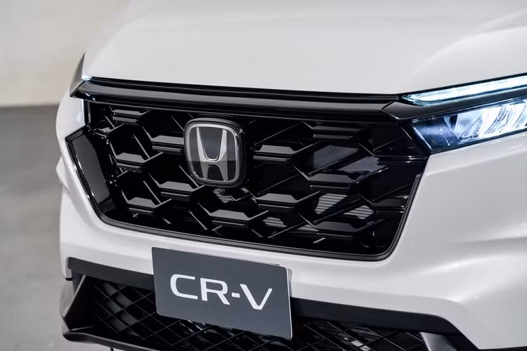 Trong số đó, có 4 phiên bản 5 chỗ ngồi là E, ES 4WD, e:HEV ES và e:HEV RS 4WD. Riêng phiên bản EL 4WD được trang bị nội thất 7 chỗ ngồi. Ở thế hệ mới, mẫu SUV cỡ C này đã được nâng tiêu chuẩn lên một tầm cao mới với thiết kế thể thao, cứng cáp hơn và trang bị tốt hơn.