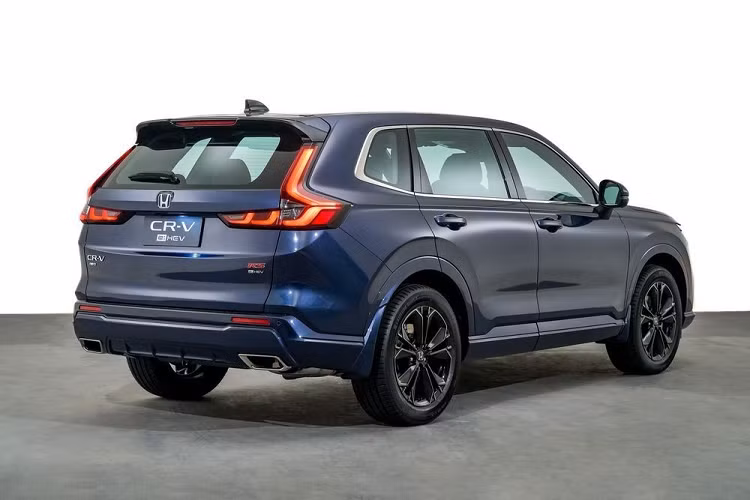 Theo đó, mọi phiên bản của xe đều được trang bị gói công nghệ an toàn chủ động Honda Sensing, bao gồm những tính năng như phanh giảm thiểu va chạm CMBS, hỗ trợ giữ làn đường LKAS, cảnh báo/kiểm soát khi xe lệch làn đường, hệ thống kiểm soát hành trình thích ứng ở dải tốc độ thấp, điều chỉnh đèn pha tự động và cảnh báo khi phương tiện phía trước khởi hành.