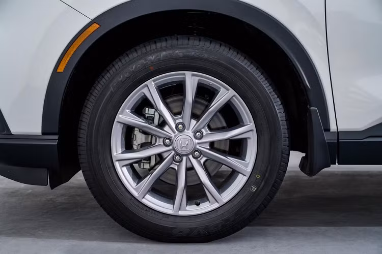 Trong khi đó, ở phía sau, mẫu SUV cỡ C này được bổ sung cụm đèn hậu hình chữ "L" mới, kéo dài lên đến cánh gió mui. Bên trong đèn hậu là tạo hình chữ "L", gợi liên tưởng đến đối thủ Mazda CX-5.