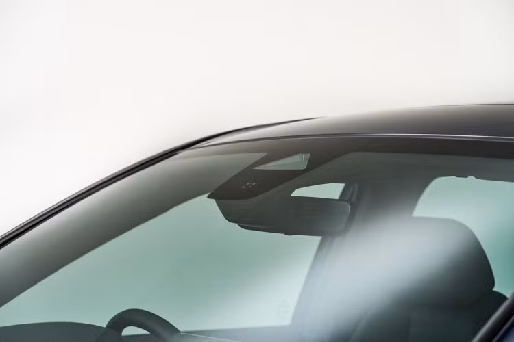 Chưa hết, mẫu SUV cỡ C này còn có camera lùi đa góc mới, 4 cảm biến đỗ xe trước/sau, hệ thống hỗ trợ xuống dốc, hệ thống cảnh báo điểm mù khi chuyển làn (Honda LaneWatch), cảnh báo khi người lái mất tập trung và giảm tốc bằng lẫy chuyển số trên vô lăng. Nằm bên dưới nắp ca-pô của Honda CR-V 2023 ở thị trường Thái Lan là 2 tùy chọn động cơ.