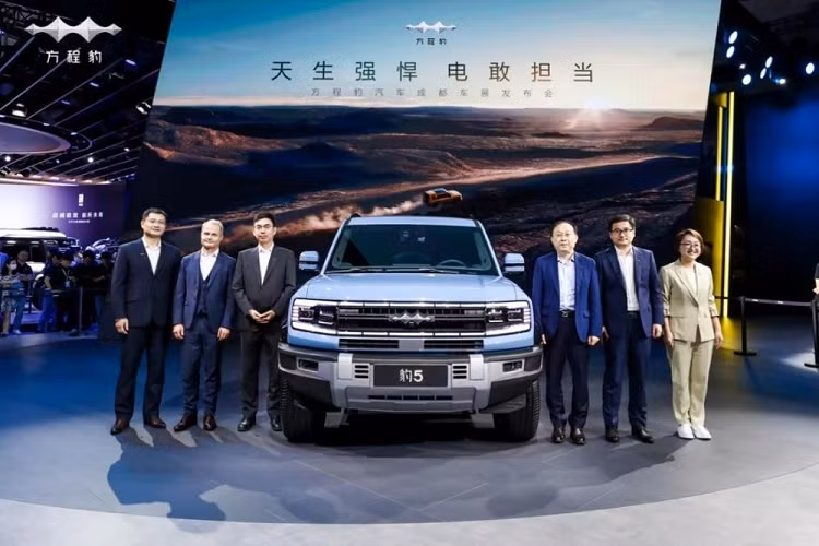 Tại triển lãm Ô tô Thành Đô 2023 đang diễn ra tại Trung Quốc, hãng BYD đã chính thức giới thiệu mẫu xe SUV Fang Cheng Bao Leopard 5. Đây cũng là mẫu xe đầu tiên của thương hiệu Fang Cheng Bao do BYD mới thành lập. Trong số các thương hiệu của BYD, Fang Cheng Bao sẽ được định vị cao hơn thương hiệu Denza nhưng thấp hơn YangWang.