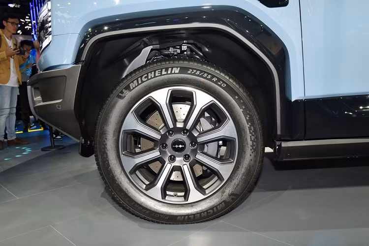 Tương tự Toyota Land Cruiser Prado 2024, Fang Cheng Bao Leopard 5 cũng được thiết kế theo phong cách vương vức và góc cạnh. Điểm nhấn của mẫu xe Trung Quốc này nằm ở 2 dải đèn LED định vị ban ngày nằm song song với nhau trên đầu xe, bao quanh lưới tản nhiệt và đèn pha. Bên cạnh đó là cản trước/cản sau hầm hố, tích hợp tấm ốp gầm màu bạc. Nếu như cản trước đi kèm đèn sương mù thì cản sau lại tích hợp 2 móc kéo cứu hộ.