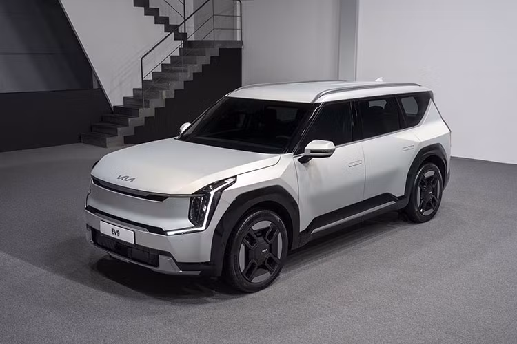 Kia cho biết nội thất EV5 được hoàn thiện từ các loại vật liệu thân thiện môi trường, bao gồm rong biển và chai nhựa tái chế. Kia EV5 cũng sở hữu các trang bị an toàn hiện đại như hệ thống hỗ trợ đỗ xe tự động điều khiển từ xa RSPA2, hỗ trợ tránh va chạm khi tiến/lùi để đỗ xe và cảnh báo khoảng cách đỗ xe.