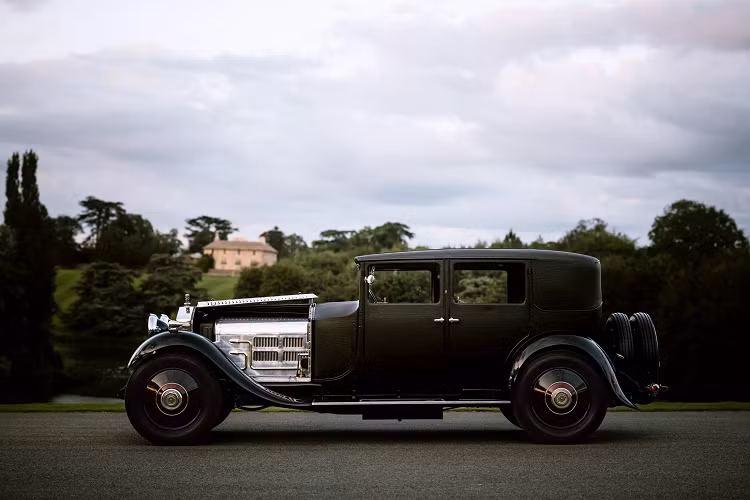 Ngoài ra, Rolls-Royce còn có hệ thống âm thanh hiện đại. Bên cạnh việc cẩn thận không cắt hoặc hàn bất cứ thứ gì trong quá trình thay thế động cơ là điều quan trọng đối với Electrogenic nhằm duy trì một số đặc tính nguyên bản của chiếc xe.