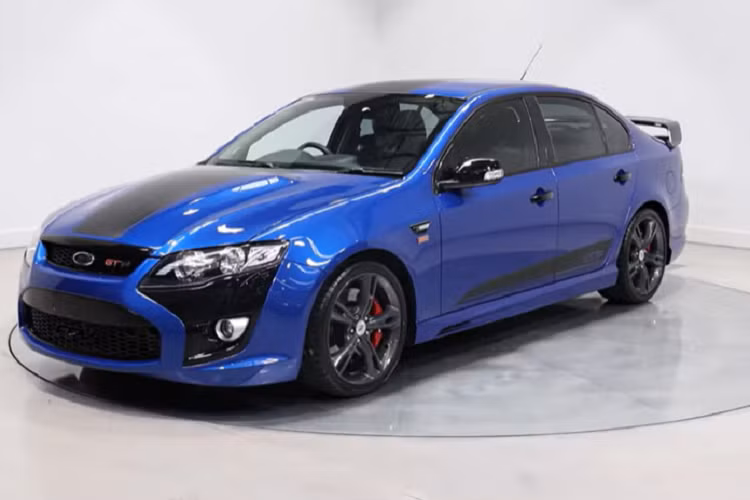 Trên toàn thế giới chỉ có đúng 500 chiếc xe Ford Falcon GT-F được sản xuất toàn cầu bởi chi nhánh Ford Performance Vehicle nhưng chỉ có 230 chiếc sở hữu số sàn, trong đó, có đúng 39 xe được sơn màu xanh dương Kinetic Blue đi kèm với điểm nhấn là sọc đen. Chiếc đang được rao bán có số thứ tự 485/500.