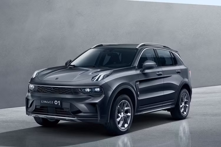 Lynk &amp; Co 01 sử dụng chung cơ sở gầm bệ Compact Modular Architecture (CMA) với Volvo XC40, hệ thống điện, động cơ và các tính năng an toàn. Một số trang bị tiện ích nổi bật trên mẫu xe này có: màn hình giải trí kích thước lớn có kết nối Apple CarPlay/Android Auto không dây, điều hòa tự động tích hợp lọc không khí, cửa sổ trời toàn cảnh, hệ thống đèn full LED,…
