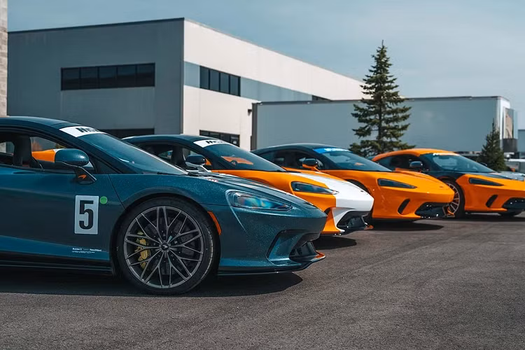 Màu sơn Triple Crown của McLaren GT đã được đội đua Arrow McLaren công bố tại sự kiện trước thềm Grand Prix vào tuần trước. Các màu sơn đại diện cho chiếc F1 GTR từ giải đua 24 Hours of Le Mans năm 1995. Chiếc MP4/2 từ chiến thắng tại Monaco Grand Prix năm 1984 của Alain Prost.