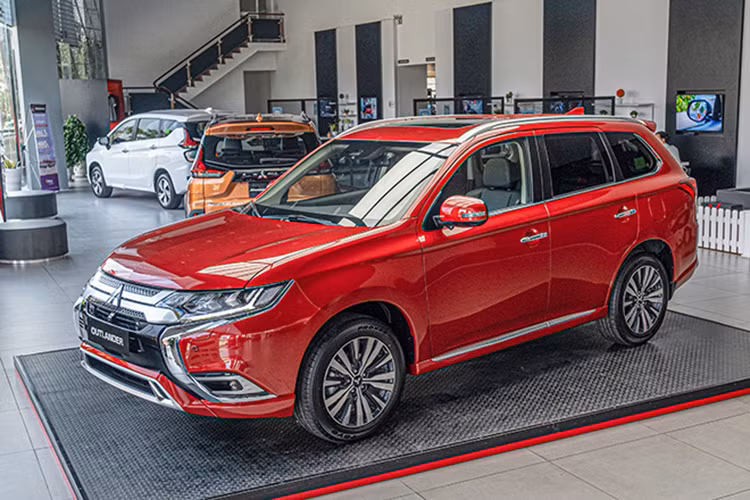Mitsubishi Outlander dang giam toi 126 trieu dong, 