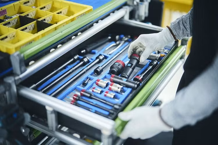 Trong khi các nhà sản xuất ôtô cho phép sai mô-men xoắn 20% nhưng đối với Century SUV, sai số cho phép chỉ là 5%. “Với các mẫu xe khác, mỗi con ốc hay bu lông chỉ được siết 1 lần với máy siết”, anh Tanaka cho biết.