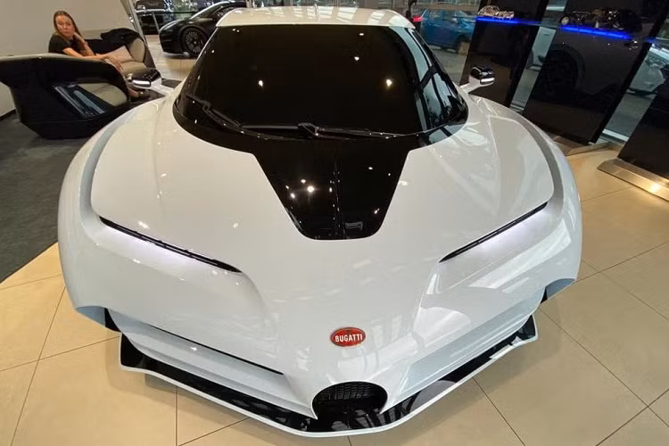 Với số lượng sản xuất giới hạn chỉ 10 chiếc, mỗi chiếc Bugatti Centodieci đều được chăm sóc vô cùng cẩn thận trước khi giao tới khách hàng. Ngoại thất của Centodieci thể hiện rõ sự tri ân đối với mẫu Bugatti EB 110 từ những năm 1990, và nguồn cảm hứng này cũng truyền sang nội thất. Thương hiệu nói rằng kiểu dáng cho các tấm ốp cửa, bảng đồng hồ, và phần bệ trung tâm đều sử dụng siêu xe cổ điển làm nguồn ảnh hưởng chính.