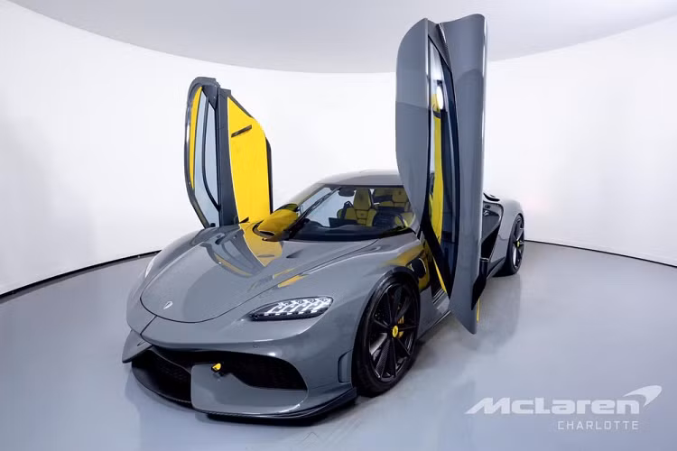  Koenigsegg Gemera Trong năm 2021, Phan Công Khanh từng chia sẻ "Ước mơ của tôi, đại siêu phẩm Koeinigsegg Gemera" khiến không ít giới mê xe thích thú, dù bom tấn này phải 1 năm nữa mới có bản sản xuất để bàn giao đến những vị khách hàng đầu tiên. Mức giá bán cho chiếc siêu xe 4 chỗ ngồi Koenigsegg Gemera về Việt Nam được hé lộ sẽ trên 5 triệu đô là nếu ra biển trắng và dưới 3 triệu đô la nếu chơi biển NG, CV...