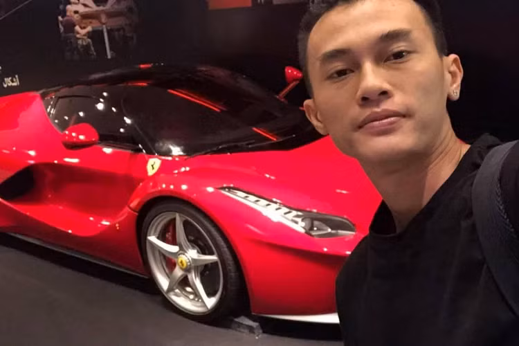  Ferrari LaFerrari Bom tấn cuối cùng chúng tôi muốn nhắc đến chính là Ferrari LaFerrari, mẫu hypercar chỉ có 500 xe Coupe và 210 xe mui trần sản xuất. Đây cũng là siêu xe triệu đô được rất nhiều đại gia, cũng như các showroom nhập xe ngoài nhá hàng, nhăm nhe hay thậm chí, úp ảnh xe đã vào container để về Việt Nam, nhưng đến nay, vẫn chưa có tin gì về chiếc Ferrari LaFerrari đầu tiên ở Việt Nam.