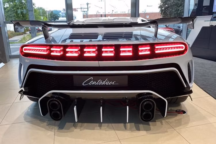 Bugatti Centodieci sử dụng động cơ tăng áp tứ W16 dung tích 8.0 lít của Bugatti, sản sinh công suất 1.600 mã lực. Điều này cho phép siêu xe đắt giá đạt vận tốc 100 km/h chỉ trong 2,4 giây, 200 km/h trong 6,1 giây và 300 km/h trong 13,1 giây. Tốc độ tối đa được giới hạn điện tử của xe là 380 km/h.