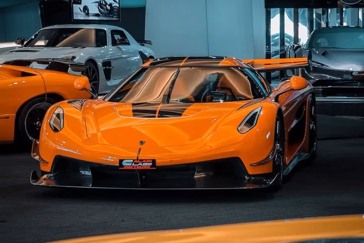 Koenigsegg Jesko chính hãng từ 2,8 triệu đô la chưa có tùy chọn, nếu khách hàng chọn đầy đủ cấu hình, mức giá đắt nhất phải bỏ ra có thể trên 3,5 triệu đô la. Jesko chỉ sử dụng khối động cơ xăng V8, tăng áp kép, dung tích 5.0 lít nhưng lại sản sinh ra công suất tối đa lên đến 1.603 mã lực nếu như chủ nhân đổ xăng nhiên liệu sinh học E85, còn nếu đổ xăng A98, công suất tối đa của Koenigsegg Jesko chỉ là 1.281 mã lực. Mô-men xoắn cực đại của Koenigsegg Jesko là 1.500 Nm.