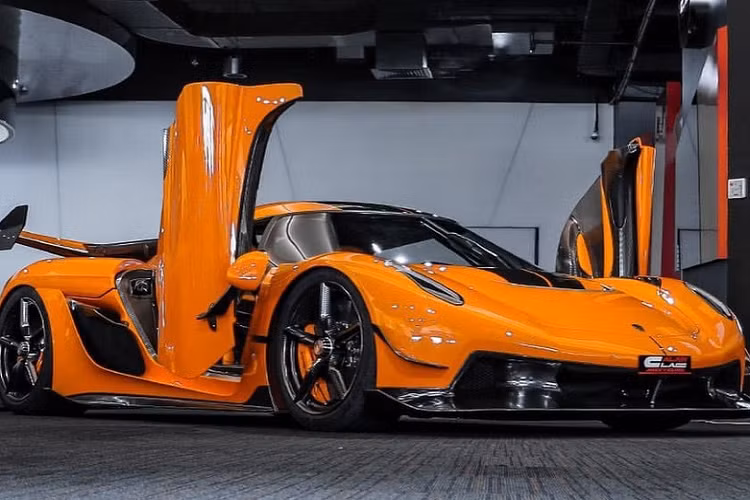  Koenigsegg Jesko Không chỉ có bom tấn Gemera, Phan Công Khanh cùng từng úp mở sẽ mang một hàng khủng hơn của nhà Koenigsegg về nước, đó là siêu phẩm Jesko chỉ có 125 chiếc xe được sản xuất trên toàn thế giới, nên nhanh chóng nhận được rất nhiều sự quan tâm của giới mê xe trong nước. Thậm chí, 1 đại gia chơi siêu xe ở Việt Nam, cũng là mối quen ruột của Khanh Supper từng chia sẻ hình ảnh mô hình xe Koenigsegg Jesko và tiết lộ, bản thật sẽ sớm về nước.