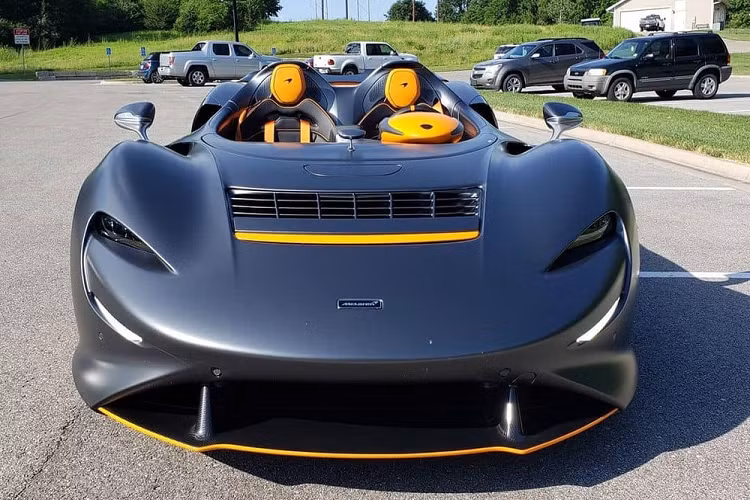  McLaren Elva bản 4 không Minh Nhựa đã từng chia sẻ về việc tậu siêu xe McLaren Elva với giá 143 tỷ đồng, nhưng siêu phẩm này thuộc bản 3 không, với việc lắp thêm kính chắn gió, phù hợp với luật giao đông đường bộ nước ta cũng như cơ quan đăng kiểm.