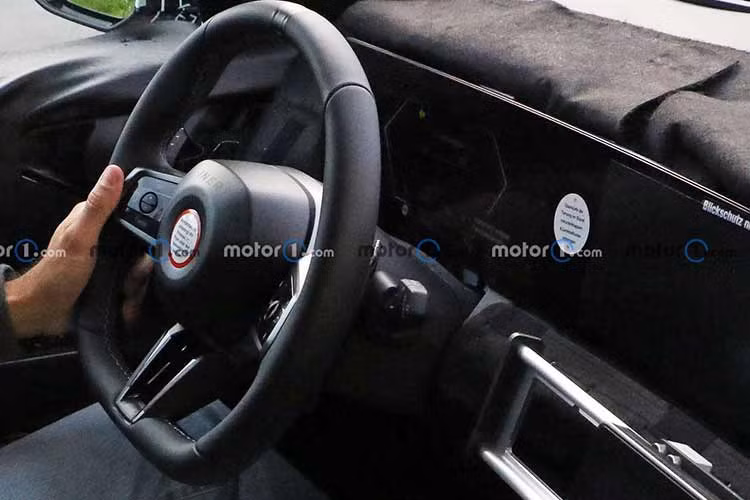 BMW X3 2024 mới cũng sử dụng cần số điện tử thay cho cần gạt kiểu truyền thống. Hệ thống thông tin giải trí trên xe nhiều khả năng sẽ được cập nhật lên phiên bản iDrive 9 mới nhất.