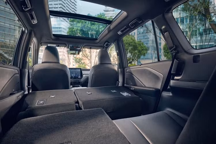 Cả 3 phiên bản TX 350, TX 350 Premium và TX 350 Luxury đều dùng động cơ xăng 4 xi-lanh thẳng hàng, tăng áp, dung tích 2.4L, sản sinh công suất tối đa 275 mã lực cùng mô-men xoắn cực đại 430 Nm. Động cơ này đi với hộp số tự động 8 cấp, hệ dẫn động cầu trước hoặc 4 bánh toàn thời gian. Tiến lên bản TX 500h F Sport Performance Premium, khách hàng sẽ nhận về những trang bị bổ sung như hệ thống treo thích ứng.