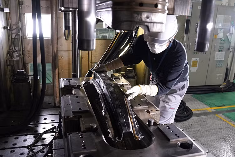 AWA Forged Composites – công ty chuyên sản xuất linh kiện xe đua tuyên bố rằng các pít-tông của họ nhẹ hơn 40% và dẫn nhiệt kém hơn các loại động cơ thông thường, qua đó cải thiện công suất của cụm máy.