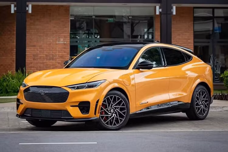Theo người bán chia sẻ, chiếc Ford Mustang Mach-E GT rao bán trên sàn xe cũ Việt này thuộc đời 2021, tình trạng xe mới 100%. Hiện mức giá mà đơn vị tư nhân này đưa ra cho chiếc xe hàng hiếm là 3,7 tỷ đồng, có thương lượng.