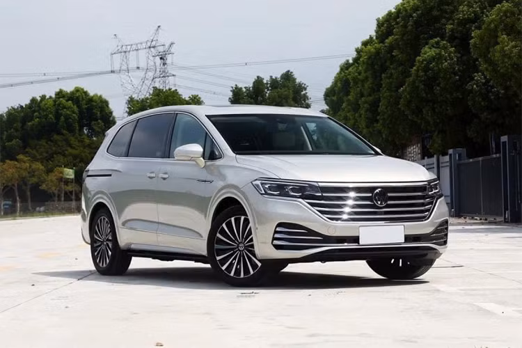 Đúng như thông tin từ trước đó, dòng MPV cỡ lớn Volkswagen Viloran 2024 mới sẽ chính thức ra mắt thị trường Việt Nam trong tháng này, cụ thể là vào ngày 27/12 tới đây. Khác với những mẫu xe Volkswagen đang được bán ở Việt Nam, Viloran sẽ là xe nhập khẩu nguyên chiếc từ Trung Quốc, do liên doanh với SAIC sản xuất.