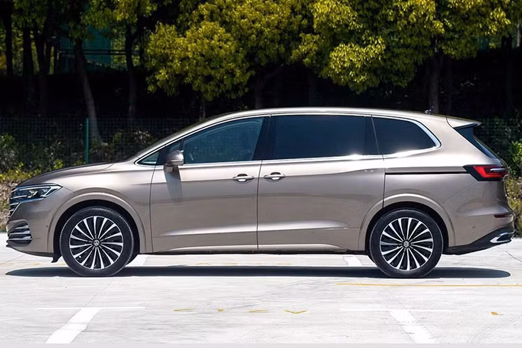 Được phát triển dựa trên cơ sở gầm bệ MQB quen thuộc của Volkswagen, Viloran có kích thước dài x rộng x cao lần lượt 5.346 x 1.976 x 1.781 mm và chiều dài cơ sở 3.180 mm. So với Kia Carnival, xe dài hơn 191 mm, hẹp hơn 19 mm, cao hơn 6 mm trong khi chiều dài cơ sở nhỉnh hơn 90 mm.