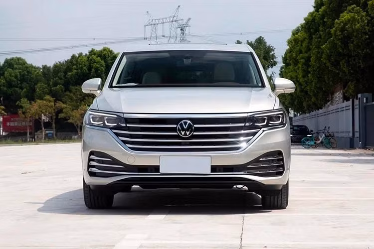 Trong khi đó, ở thị trường Trung Quốc, mẫu MPV cỡ lớn này được trang bị cụm đèn pha IQ.Light LED hiện đại, cửa lùa và bệ bước chân chỉnh điện bên sườn, vành hợp kim đa chấu 20 inch, đèn hậu LED,... Ngoài ra, xe còn có hàng loạt chi tiết ngoại thất mạ crôm nhằm tạo cảm giác cao cấp.