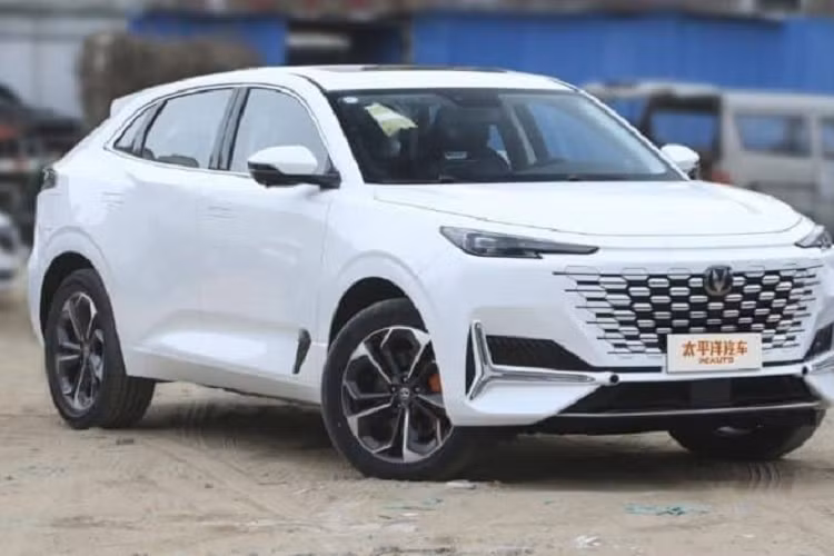Ở hệ truyền động, Changan UNI-K iDD được trang bị động cơ hybrid 1.5T sản sinh ra công suất tối đa 168 mã lực và mô-men xoắn cực đại 260 Nm, ngoài ra còn có một mô-tơ điện cho ra công suất 148 mã lực và mô-men xoắn 330 Nm, cùng một bộ pin lithium 28,39 kWh.