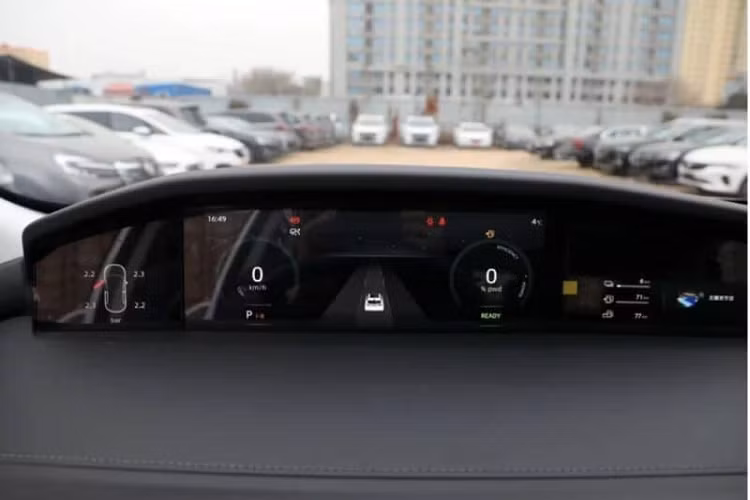 Mở cửa bước vào trong khoang lái, Changan UNI-K iDD có màn hình điều khiển trung tâm kích thước vừa vát chéo, vô-lăng đáy phẳng và bảng đồng hồ gồm 3 màn hình LCD với ngoài cùng bên trái là đồng hồ hiển thị áp suất lốp.