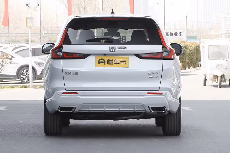 Tổng cộng, mẫu xe này sở hữu công suất 135 kW (181 mã lực) và mô-men xoắn cực đại 335 Nm. Pin cho phép xe có thể chạy được quãng đường 73 km mà không cần dùng đến động cơ xăng.
