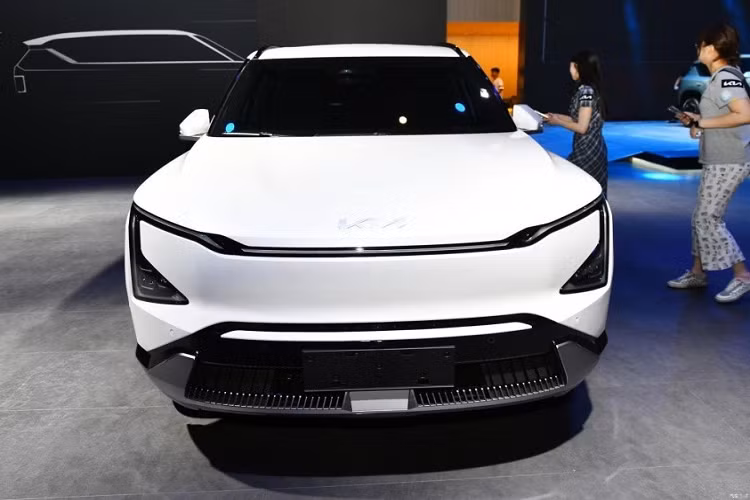 Ở khu vực đầu xe, Kia EV5 2024 được trang bị cụm đèn pha hình tam giác với thiết kế lạ mắt. Trong khi đó, dải đèn LED định vị ban ngày lấy cảm hứng thiết kế từ bản đồ sao nằm vắt ngang đầu xe và bao quanh đèn pha. Ngoài ra, mẫu SUV điện này còn có hốc gió trung tâm rộng trên cản trước với ốp màu bạc xung quanh.
