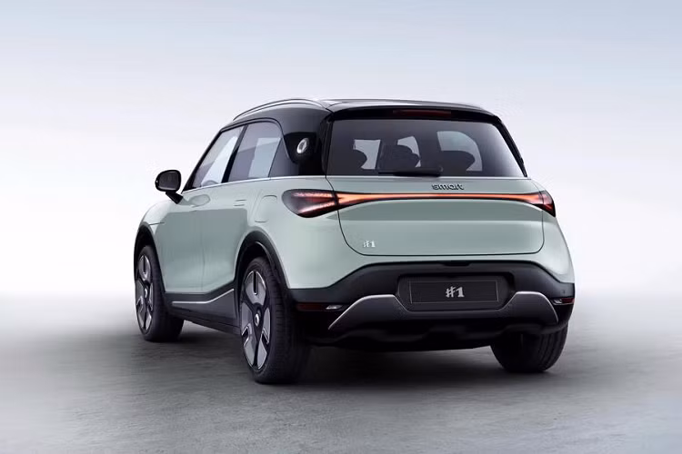 Smart #1 có một động cơ điện với công suất tối đa 272 mã lực và mô-men xoắn cực đại 343 Nm, dung lượng pin NMC 66 kW. Ngoài ra, vào tháng 3 năm 2023, Smart đã ra mắt #1 với pin LFP 49 kWh cho phạm vi 400 km CLTC