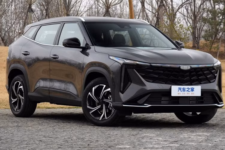 Cụ thể, mẫu xe SUV Geely Boyue Cool sẽ có bốn mẫu được bán ra thị trường với mức giá từ 102.800 nhân dân tệ đến 125.800 nhân dân tệ, với giá chốt này, Geely đã điều chỉnh tăng 1 bản cho xe và nhìn chung, giá giảm so với công bố đầu tháng.