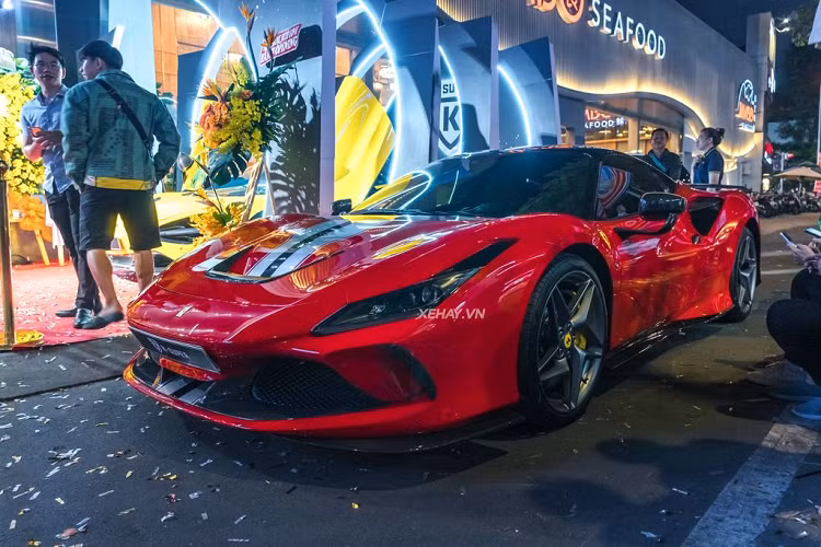 Theo đó, chiếc Ferrari F8 Tributo trong bài được đưa về nước theo diện nhập khẩu chính hãng. Xe sở hữu màu sơn ngoại thất đỏ Rosso Corsa, tương tự như chiếc của tay chơi Cường Đô la. Tuy nhiên, bên trong khoang nội thất xe có màu da bò sang trọng.
