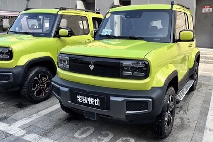 Vào tháng 5 vừa qua, liên doanh SAIC-GM-Wuling đã giới thiệu 1 thương hiệu con của mình, Baojun, và hãng này đã giới thiệu ra thị trường chiếc xe điện mang tên gọi Yep. Ngoại hình của Baojun Yep 2023 chạy điện nhìn khá giống với Suzuki Jimny hay Ford Bronco, thậm chí, có người còn gọi đây là "tiểu Mercedes-Benz G-Class".