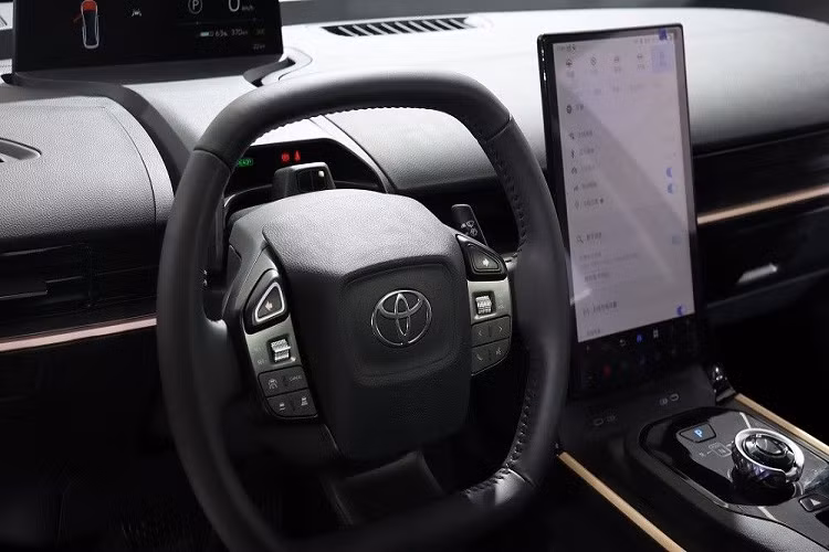 Toyota bZ3 2023 chạy điện tại Trung Quốc thuộc phân khúc sedan cỡ trung với các số đo dài x rộng x cao lần lượt là 4.725 x 1.835 x 1.475 mm và chiều dài cơ sở 2.880 mm.