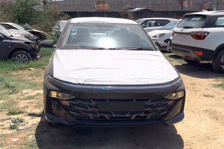 Một điểm thua thiệt nữa của Hyundai Accent EX 2023 chính là vành thép 15 inch, đi kèm ốp mâm màu bạc. Ốp gương ngoại thất và tay nắm cửa đều được sơn cùng màu với thân xe. Tuy nhiên, bản tiêu chuẩn thiếu những trang bị như anten vây cá trên nóc, đèn báo rẽ tích hợp vào gương chiếu hậu và đường chân kính mạ crôm.