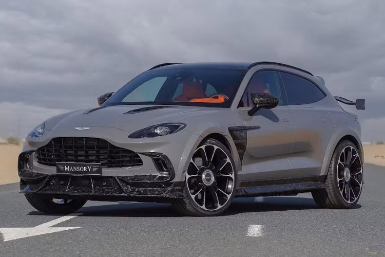 Lần đầu tiên Mansory thực hiện các phiên bản độ cho Aston Martin DBX siêu mạnh từ tháng 11/2021, đến nay đã có rất nhiều biến đổi trong bản nâng cấp của chiếc SUV bán chạy nhất của hãng siêu xe Anh Quốc - Aston Martin. Phía đầu xe Aston Martin DBX độ Mansory trang bị gói cản và bộ chia mới làm từ sợi carbon rèn.