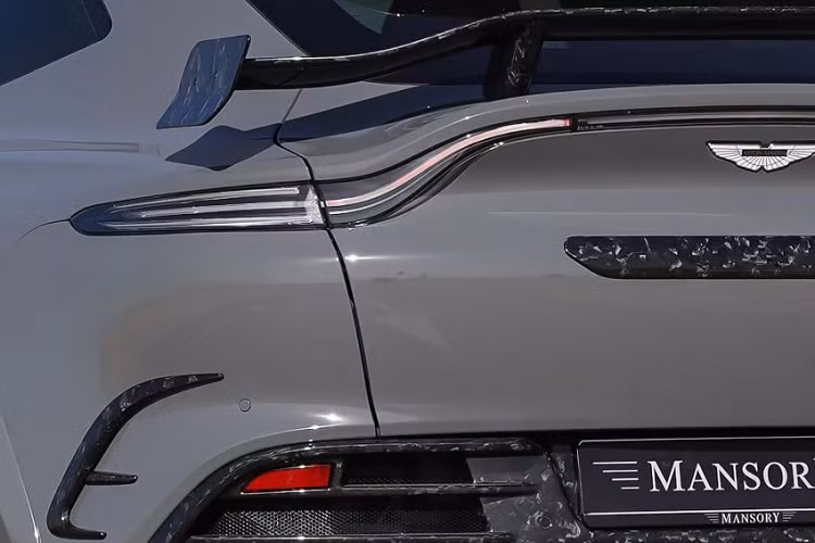 Hệ thống tăng áp mới đã được nâng cấp, kết hợp động cơ V8 dung tích 4.0L và tinh chỉnh ECU cho công suất công suất 800 mã lực và mô-men xoắn gần 1000 mã lực (737 lb-ft); nguyên bản DBX có sức mạnh công suất 550 mã lực và mô-men xoắn 700 Nm.