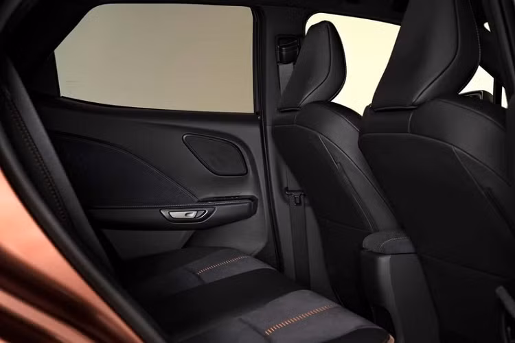 Hiện hãng Lexus chưa công bố thông số kỹ thuật chi tiết của LBX mới. Chỉ biết rằng, mẫu xe này được trang bị mô-tơ điện nằm trên cầu sau, pin NiMH, hệ dẫn động cầu trước FWD hoặc hệ dẫn động 4 bánh toàn thời gian AWD.