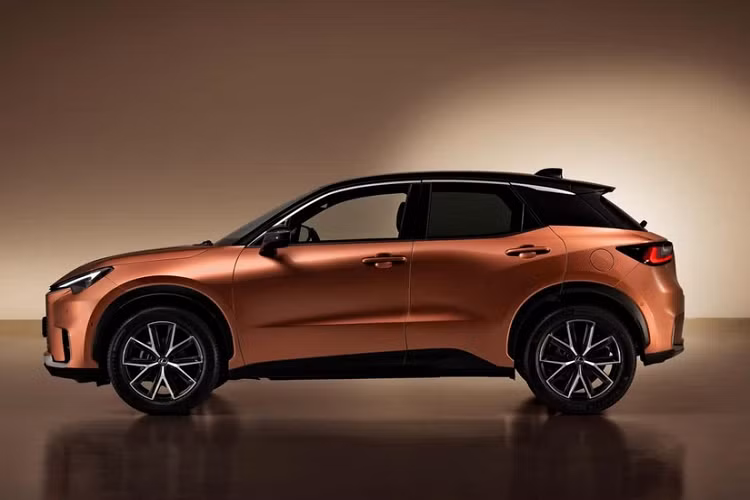 Theo hãng Lexus, LBX sở hữu chiều dài 4.190 mm, chiều rộng 1.825 mm, chiều cao 1.545 mm và chiều dài cơ sở 2.580 mm. So với Toyota Yaris Cross, mẫu SUV hạng sang này dài hơn 10 mm, rộng hơn 60 mm, thấp hơn 45 mm và chiều dài cơ sở nhỉnh hơn 20 mm. Bên cạnh đó, xe còn có trọng lượng chỉ 1.280 kg.