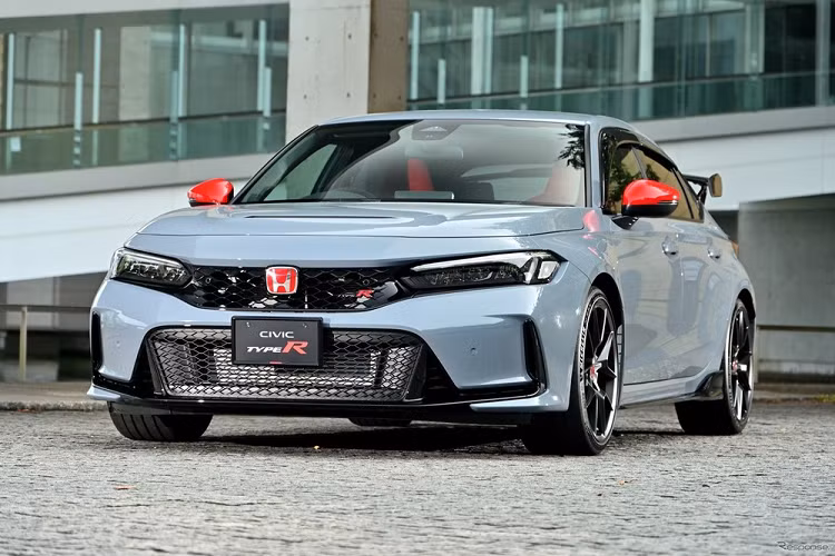 Sau nửa năm ra mắt ở thị trường Nhật Bản, mẫu xe hatchback hiệu suất cao Honda Civic Type R thế hệ mới đã bị ngừng nhận cọc. Nguyên nhân là bởi các đại lý của Honda tại thị trường Nhật Bản đang bị quá tải với lượng đơn đặt cọc mua Civic Type R 2023.