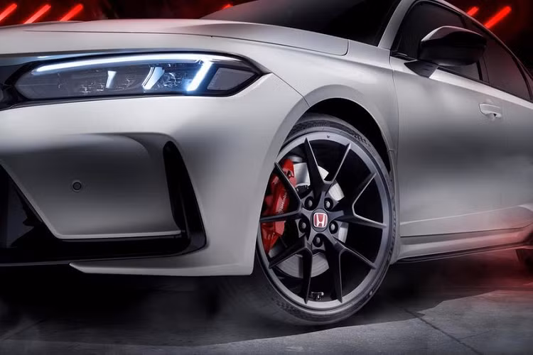Ví dụ, một đại lý Honda ở thành phố Tokyo được hãng giao đúng 72 chiếc Honda Civic Type R 2023. Trong khi đó, một đại lý khác cũng ở thủ đô của Nhật Bản tiết lộ kể từ lúc Honda Civic Type R 2023 ra mắt, mỗi tuần đều có khoảng 20 khách hàng đặt cọc mua mẫu xe này.